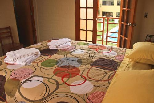 un tavolo con una tovaglia colorata di Centro Campestre Qawisqa a Cieneguilla