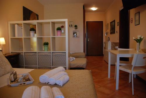 VitiniaにあるB&B Colline verdiのリビングルーム(ソファ、テーブル、タオル付)