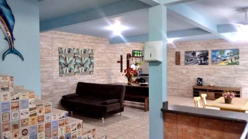 帕罗卡TRIPLEX NA PONTA DO PAPAGAIO的客厅里有一张沙发和一张桌子。