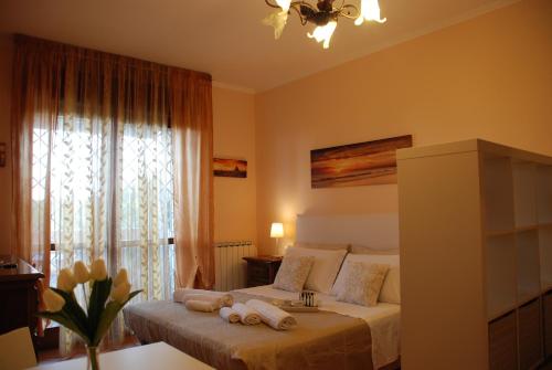 VitiniaにあるB&B Colline verdiのベッドルーム1室(タオル付)