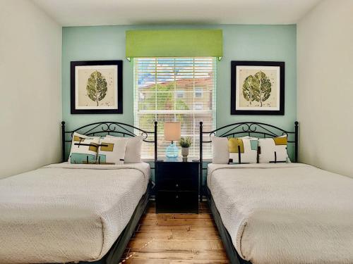 Duas camas num quarto com uma janela em Vista Cay Luxury 4 bedroom condo (#3099) em Orlando