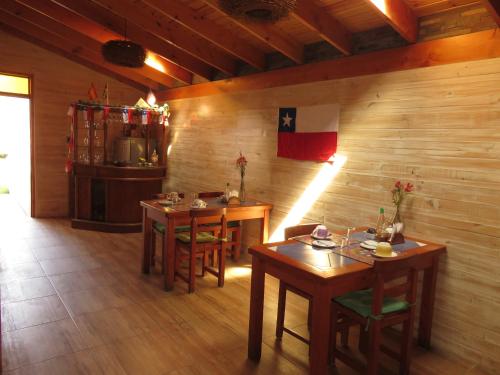 康康Hostal Blanca Estela的一间带两张桌子的用餐室和一间厨房