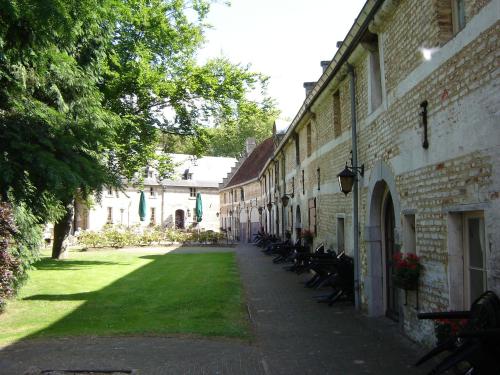 a narrow alleyway leads to a small church at Kasteel Schaloen in Valkenburg