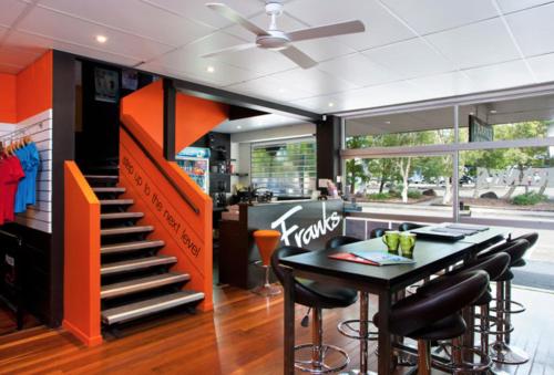 uma cozinha e sala de jantar com uma escada e uma mesa em Funky, Central Studio em Noosa Heads