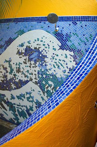 a mosaic picture of a wave on a table at Hotel Vista de Olas in Santa Teresa Beach