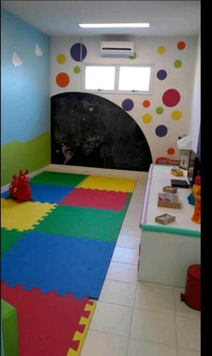 a room with a rainbow floor in a classroom at Aldeia dos reis - Condado - Mangaratiba - Loft 405 bl 3 in Mangaratiba