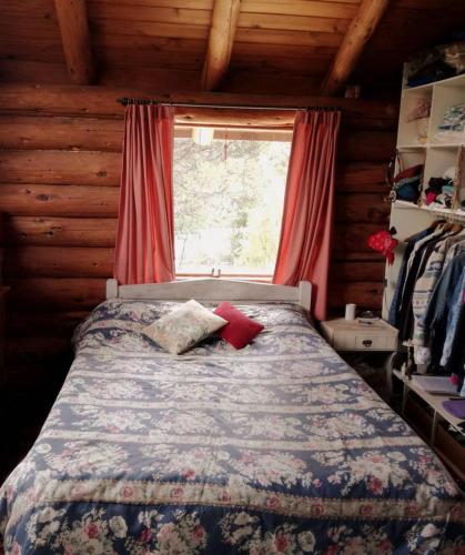 a bed in a room with a window and a bed sidx sidx sidx at EL Arka in San Carlos de Bariloche