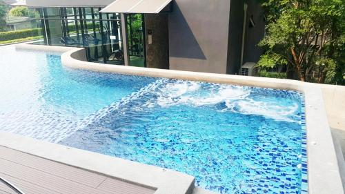 Бассейн в The Excel Groove Condo at Lasalle 52 или поблизости