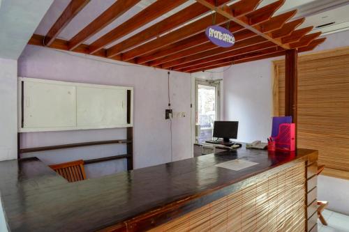 Телевизор и/или развлекательный центр в RedDoorz near Goa Jatijajar 2