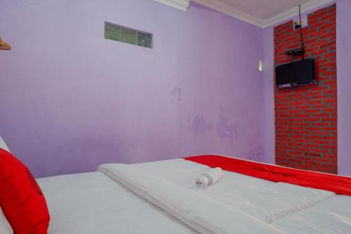 Кровать или кровати в номере RedDoorz near Goa Jatijajar 2