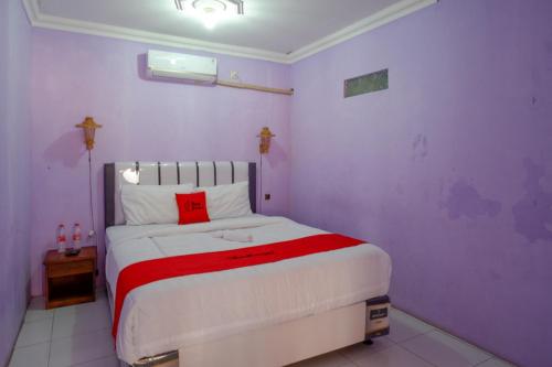 Säng eller sängar i ett rum på RedDoorz near Goa Jatijajar 2