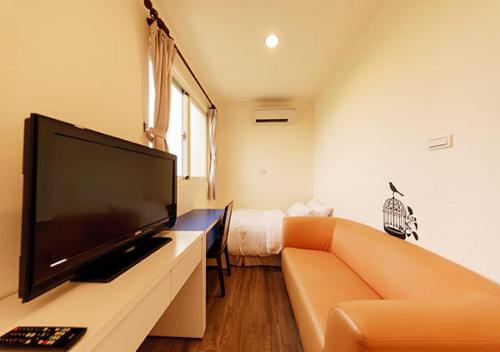 TV in/ali zabaviščno središče v nastanitvi Backpacker B&B