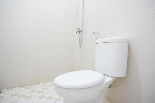 Um banheiro em RedDoorz Plus Syariah near Stasiun Tegal 2