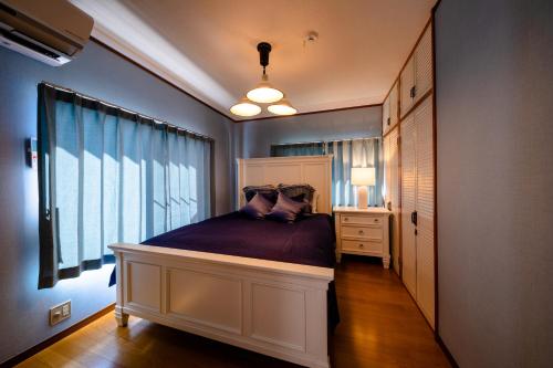 Un dormitorio con una cama grande y una ventana en ID Stay Kawaguchiko, en Fujikawaguchiko