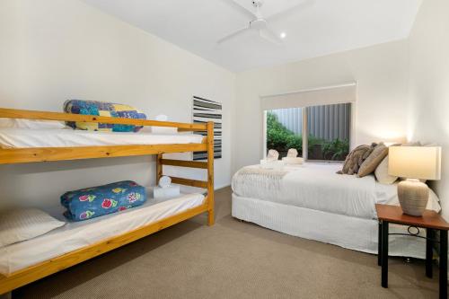 Krevet ili kreveti na kat u jedinici u objektu Ellis Cottage Sorrento plus Guest House