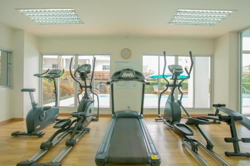 Fitness centrum a/nebo fitness zařízení v ubytování Recenta Suite Phuket Suanluang