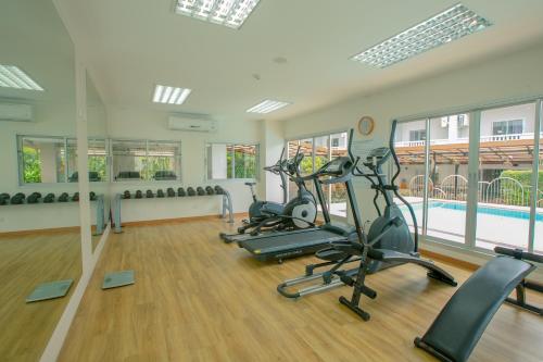 Fitness centrum a/nebo fitness zařízení v ubytování Recenta Suite Phuket Suanluang