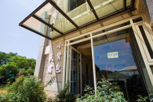 a house with a glass door with a sign on it at Backpacker B&B in Jinning