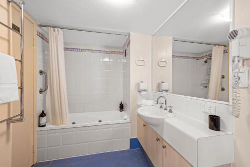 Phòng tắm tại Asiatic Suite at Nautilus Mooloolaba