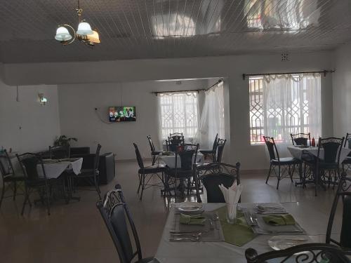 TV a/nebo společenská místnost v ubytování Sahara Gardens Bomet
