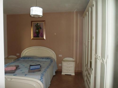 1 dormitorio con 1 cama y una foto en la pared en Casa Ines, en Lonato