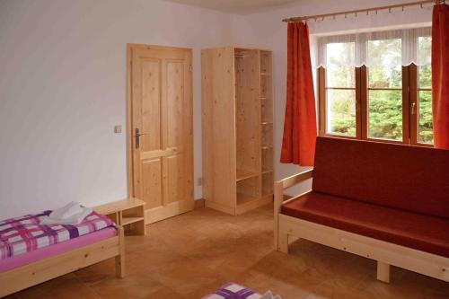 Giường trong phòng chung tại Apartmány Na Stráži