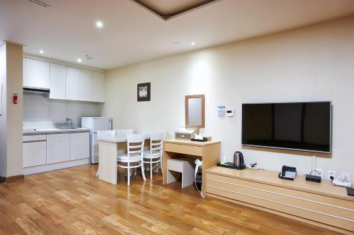 Dome Hotel Geojeにあるキッチンまたは簡易キッチン