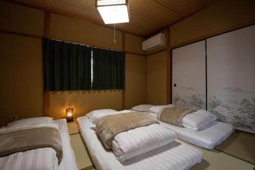 Postel nebo postele na pokoji v ubytování Yachiyo - モトオコノミヤキヤ - BBQ OK & Pet Friendly - Self Check-In Only