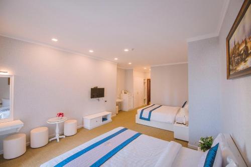 1 dormitorio grande con 1 cama y baño en Hotel Du Lys en Dalat