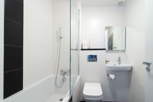 倫敦的住宿－Mulberry Flat 4 - Two bedroom 2nd floor by City Living London，白色的浴室设有卫生间和水槽。