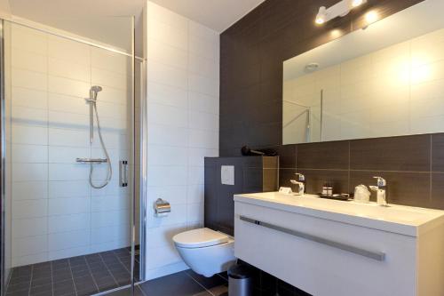 Kylpyhuone majoituspaikassa Dormio Resort Maastricht Apartments
