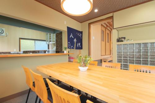 Kuchyň nebo kuchyňský kout v ubytování Yachiyo - モトオコノミヤキヤ - BBQ OK & Pet Friendly - Self Check-In Only