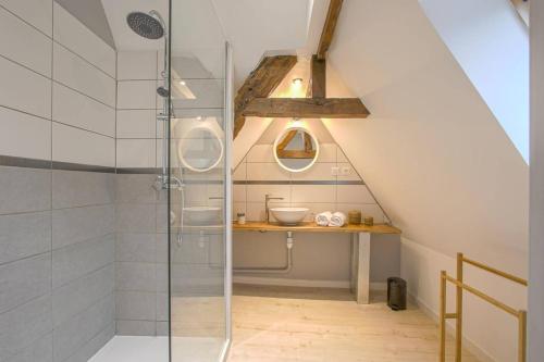 a bathroom with a glass shower and a sink at Victoire Duplex atypique cosy - PLEIN CENTRE HISTORIQUE BAYEUX PROCHE RESTAURANTS COMMERCES- LUMINEUX - PARKING GRATUIT A PROXIMITE- proche plages du débarquement, Omaha Beach in Bayeux