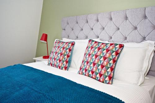 - une chambre avec un lit blanc et 2 oreillers dans l'établissement Interlude House E Penthouse by City Living London, à Londres