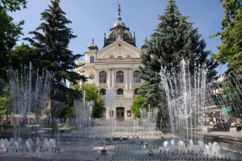 un edificio con una fontana di fronte di Apartmán 23 v historickom centre Košíc a Košice