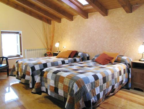 a bedroom with two beds in a room at Casa Rural Urandi I in Burgui