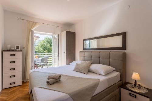 una camera da letto con un letto e un animale di peluche di Luxury apartment Karla a Spalato (Split)