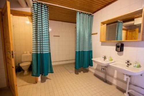 a bathroom with two sinks and a toilet at Motelli Rovaniemi in Rovaniemi