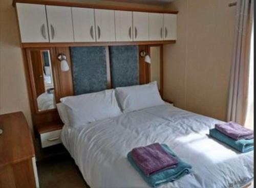 Una cama o camas en una habitación de 22 Aimie Lodge