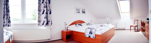 貝內紹夫的住宿－S中心酒店，一间卧室设有两张床和窗户。