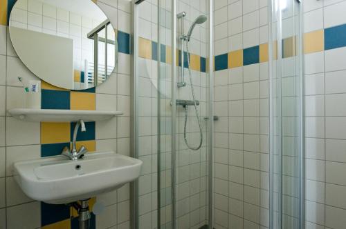 a bathroom with a sink and a shower at RCN Vakantiepark de Schotsman appartement De Caisson in Kamperland