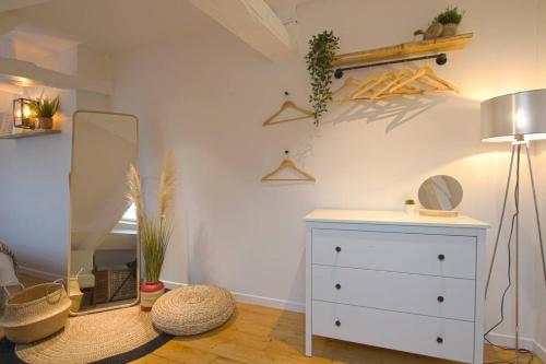 Fotografie z fotogalerie ubytování Freedom Grand Triplex lumineux décoration contemporaine - PLEIN CENTRE HISTORIQUE BAYEUX - PARKING GRATUIT A PROXIMITE PROCHE COMMERCES RESTAURANTS - PLAGES DU DEBARQUEMENT v destinaci Bayeux