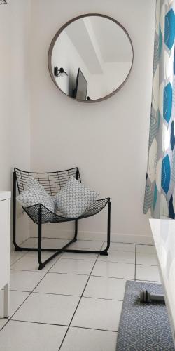 a room with a bench and a mirror on the wall at Modern 1 bedroom apartment near the metro. in Ivry-sur-Seine