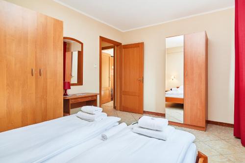 two beds in a room with a mirror at Apartments Old Town Więzienna by Renters in Wrocław