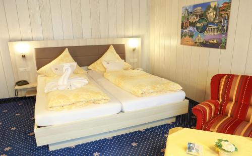 Ein Bett oder Betten in einem Zimmer der Unterkunft Sporthotel Göbel Garni
