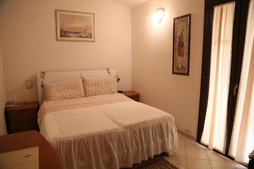 - une chambre avec un lit doté de draps et d'oreillers blancs dans l'établissement Casa Vacanze Anita, à Porto Pino
