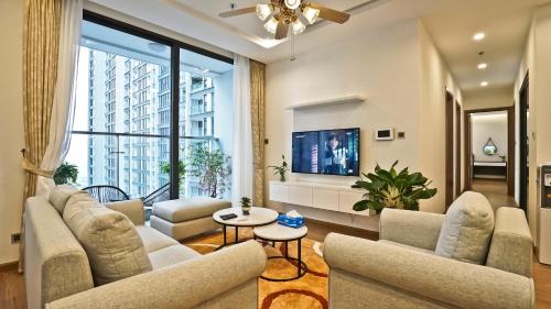 Телевизор и/или развлекательный центр в Vinhomes Metropolis Residence & Hotel