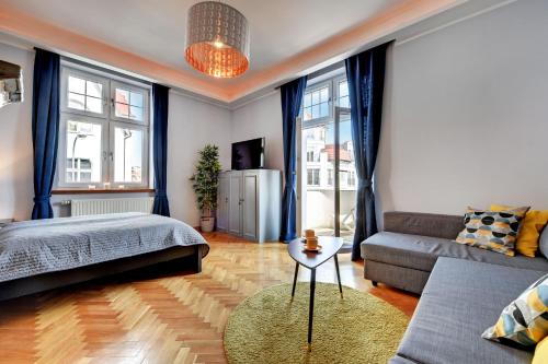 - un salon avec un lit et un canapé dans l'établissement Grand Apartments - Brooklyn 2 bedroom apartment, à Sopot