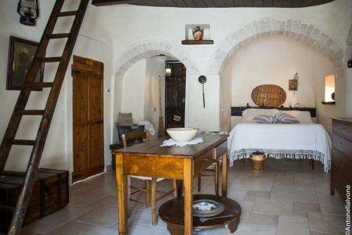 sypialnia z łóżkiem i drewnianą drabiną w obiekcie Rione Pentimi w Alberobello