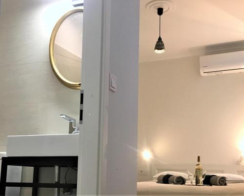 Et badeværelse på Troon of Athens Apartments